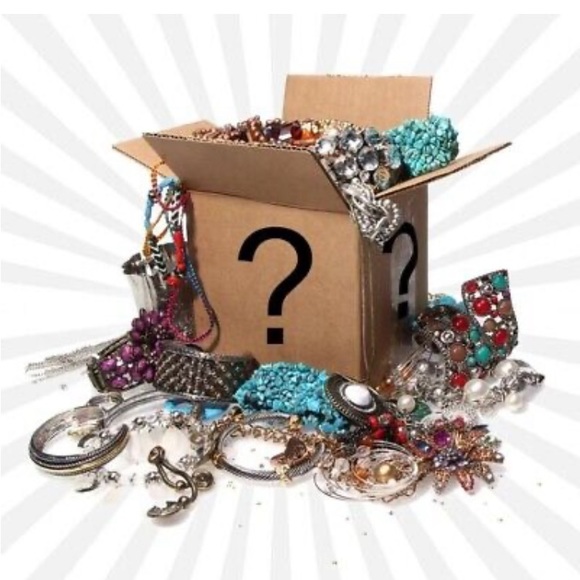 Mystery Vintage Reseller Jewelry Box With Atleast 20+ pieces - Picture 4 of 11